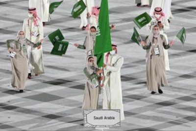 الدباغ ورضا يرفعان العلم السعودي في افتتاح طوكيو 2020