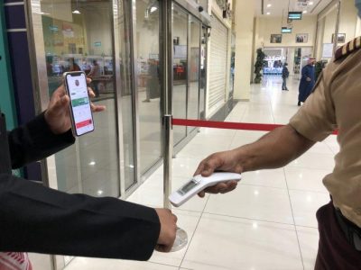 هل يحق للمنشأة معاقبة الموظفين غير المحصنين مختص في الموارد البشرية يجيب