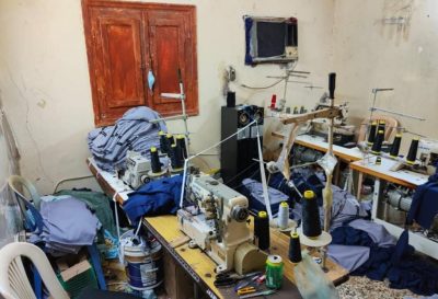 إغلاق معمل يزور الماركات العالمية في جدة.. مصادرة 8 آلاف قطعة ‏ملابس