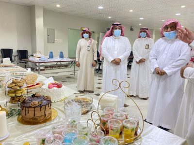 محافظ العارضة يزور جمعية البر ويطلع على منتجات المتدربات في مشروع “تساند”