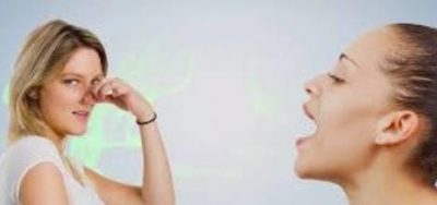علاج رائحة الفم الكريهة بطرق طبية ومنزلية سهلة