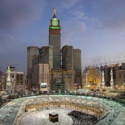 سمو ولي العهد يلتقي اللاعب طارق حامدي الحائز على الميدالية الفضية في أولمبياد طوكيو 2020