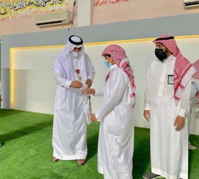 تعليم شرورة يستقبل الطلاب بالورود