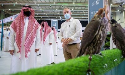 وزير الداخلية يزور نادي الصقور بالرياض
