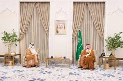 ولي العهد يستقبل وزير خارجية دولة قطر