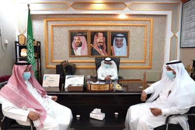 محافظ الدرب يزور مدرسة الفاروق المتوسطة في مستهل العام الدراسي