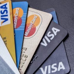ضبط أنواط ورتب وشعارات وملابس عسكرية مخالفة بالرياض