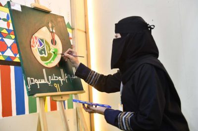 فنانة تشكيلية بالباحة ترسم هوية اليوم الوطني 91