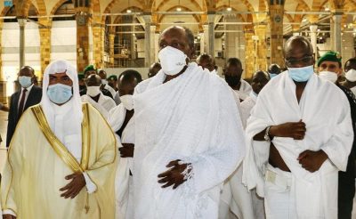 رئيس نيجيريا يؤدي مناسك العمرة