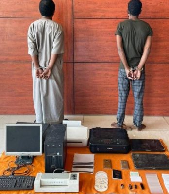 القبض على مزورين يبيعان مستندات مزيفة لمخالفي الإقامة