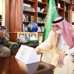 موقف إنساني مؤثر من أمير عسير لمواطن تعطلت مركبته بالطريق