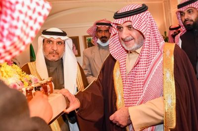 أمير تبوك يستقبل المشاركين بمهرجان الزيتون الأول