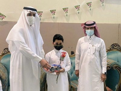محافظ القنفدة يشارك أبناءة الطلاب فرحة العودة لمدارسهم