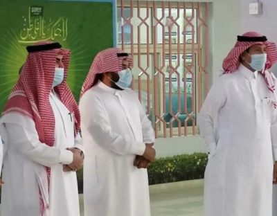 رئيس مركز المظيلف يزور مدرسة الملك فهد بالمظيلف لمشاركة الطلاب العودة الحضورية