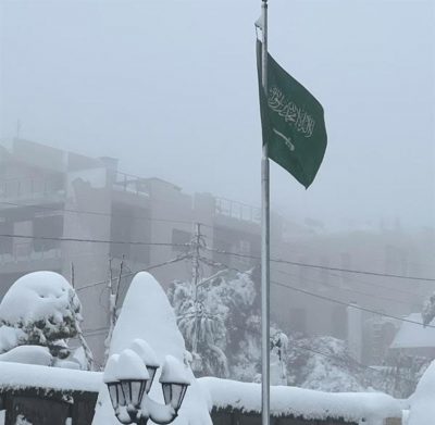 مشهد جميل من العاصمة الأردنية عمان “علم السعودية” يرفرف بين أشجار مغطاه بالثلوج
