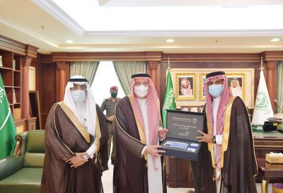 “سمو أمير جازان “يسلّم 13 قاربًا لعدد من الصيادين