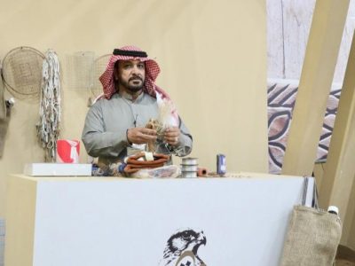 الصقار مقيبل يستعرض الأدوات التي تشكل حياة الطير