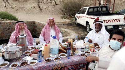 أبناء وأحفاد قرية الفجة بينبع النخل يقيمون وجبة “إفطار صائم” تخليدا لأبائهم وأجدادهم