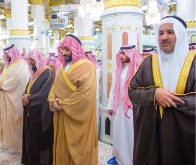 ولي العهد يزور المسجد النبوي ويؤدي الصلاة في الروضة الشريفة