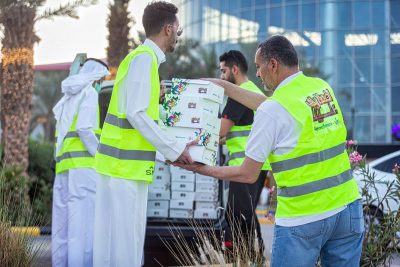 البنك الأهلي السعودي يوزّع وجبات الإفطار على قائدي المركبات بهدف تهدئة السرعة