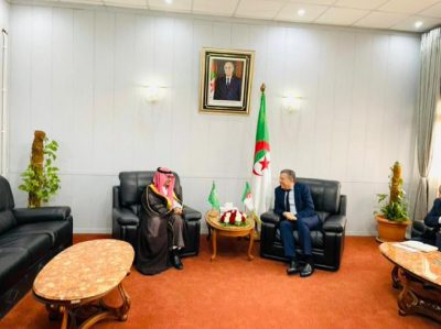 سفير المملكة لدى الجزائر يلتقي بوزير الموارد المائية الجزائري..