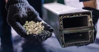 إحباط محاولة تهريب أكثر من 3.7 ملايين حبة كبتاغون مخبأة في إرسالية واردة إلى المملكة..