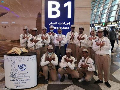 كشافة تعليم جدة يقدمون خدماتهم للمعتمرين في مطار الملك عبدالعزيز..