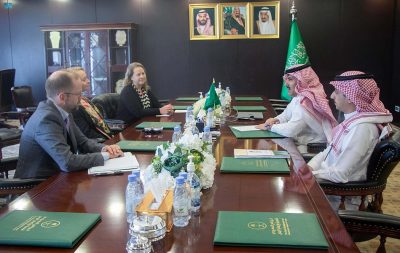 السفير آل جابر يلتقي بالقائمين بأعمال سفارة الولايات المتحدة الأمريكية لدى المملكة ولدى اليمن..