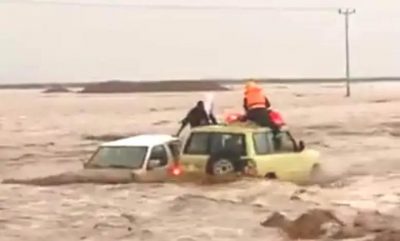 مدني تربة ينقذ مواطن جرفته السيول..