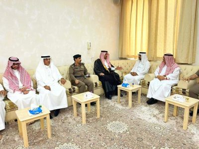 محافظ القطيف ينقل تعازي أمير الشرقية ونائبه لعائلتي “الملا وآل درويش”