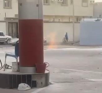 بالفيديو: سوء تصرف من عامل يؤدي لحريق بمحطة وقود في تبوك..