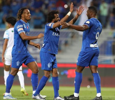 الهلال يقاتل على اللقب بتجاوز أبها بثنائية..