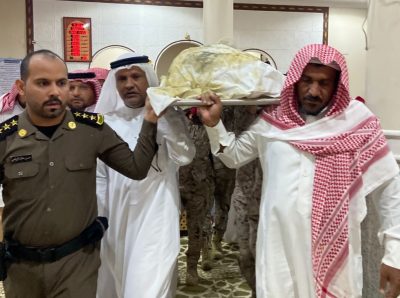 رئيس مركز القوز يتقدم المصلين على جثمان شهيد الواجب حسين إبراهيم الناشري