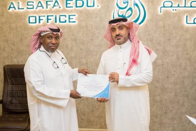 مدير مكتب تعليم الصفا بجدة يكرم الإعلامي راشد المسعري..