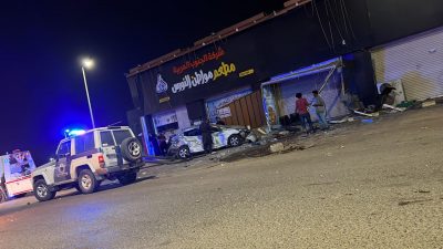 بالفيديو : سيارة تقتحم واجهة مطعم “مواطن النورس” بمحافظة ضمد..