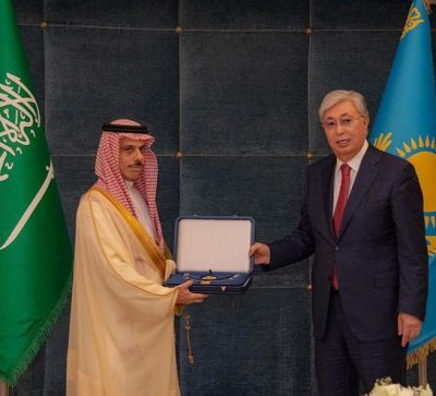 خادم الحرمين الشريفين يتلقى وسام النسر الذهبي من رئيس جمهورية كازاخستان..