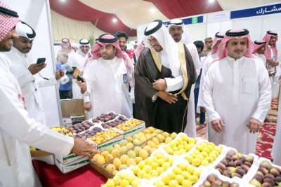 محافظ وادي الدواسر يفتتح مهرجان التمور الخامس..