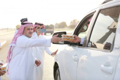 مهرجان التمور بوادي الدواسر يوزع الرطب في مداخل المحافظة على المسافرين..