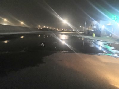 تسرب مياه المجاري بدائري حي الخالدية بمحافظة ضمد ينذر بكارثة صحية..