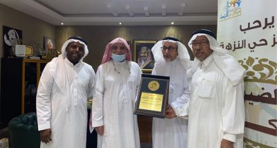 رئيس مجلس إدارة مركز حي النزهة بمكة ونائبه يكرمان الزميل الإعلامي الأستاذ منصور نظام الدين