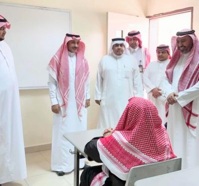 محافظ ضمد يتفقد عدد من المدارس في اليوم الأول ويكرم بعضاً من الطلاب المتفوقين…