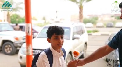 بلدية محافظة صبيا توزع باقات الورد والزهور على المعلمين والطلاب…