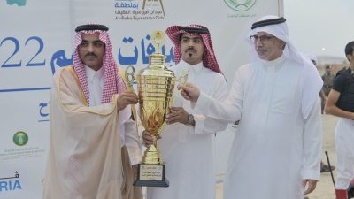 محافظ العقيق ووكيل جامعة الباحة يُتوجان الفائزين بكؤوس جامعة الباحة… 