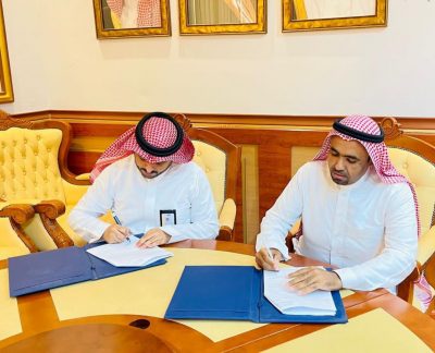 بلدية القوز ونادي شباب الحبيل يوقعان عقد شراكة مجتمعية