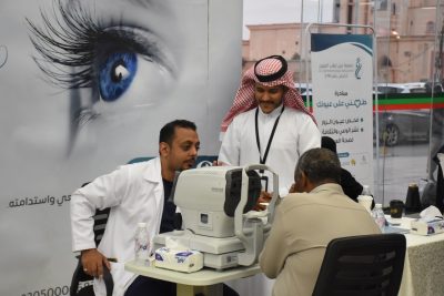 فريق عضد التطوعي يشارك جمعية عين لطب العيون في تنفيذ مبادرة “طمني على عيونك” بأحد المسارحة