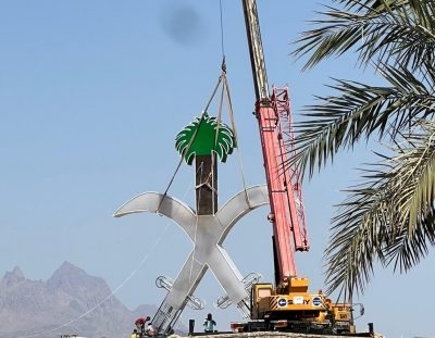 بلدية ينبع النخل تقوم بنصب مجسمات وطنية وجمالية وتزين الميادين والشوارع والطرقات العامة..