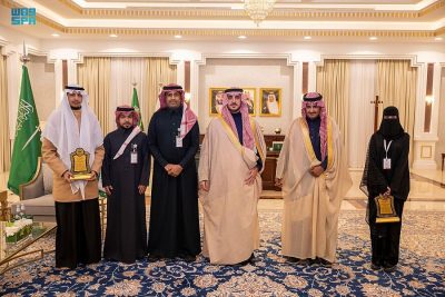 سمو أمير الجوف يطّلع على التقرير السنوي لفرع الهلال الأحمر بالمنطقة ويكرم مواطنتين لإنقاذهم حياة أشخاص