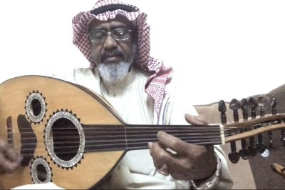 “فيديو”مواطن يعزف على “آلة العود” بطريقة احترافية تثير إعجاب متابعيه.