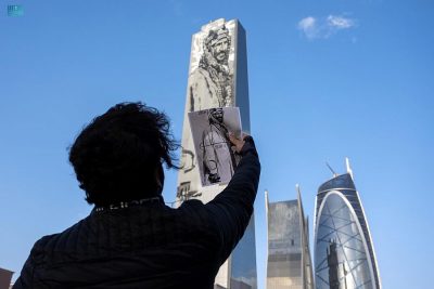 فنان تشكيلي يجسد حب المؤسس على أكبر جدارية في الرياض