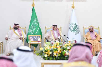 ” شاهد “سموُّ أميرِ جازان “يلتقي مشايخَ وأهالي العيدابي “فيديو”